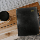 Brownline - 2026 Agenda quotidien Executive - 10-3/4 po x 7-3/4 po - Noir - Trilingue-Section ombragée pour les priorités et les notes