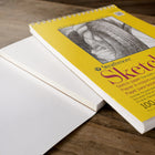 Bloc de papier à croquis Strathmore, série 300, reliure à spirale, 5,5 po x 8,5 po, 100 feuilles-Les feuilles sont microperforées et sont de taille réelle lorsqu’elles sont détachées du bloc