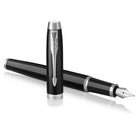 Parker − Stylo à bille IM − laqué noir avec bordure chromée − pointe fine − encre noire-La pointe à bille livre un flux d’encre naturellement lisse et fluide sur le papier