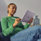 Apple - iPad Air 13 po, Écran Liquid Retina, Wi-Fi, puce M2, 128 Go, Comète-iPad Air est doté d’une caméra avant ultra grand-angle paysage 12 Mpx avec Cadrage centré, idéale pour les visioconférences et les selfies spectaculaires en mode Portrait. La caméra arrière grand-angle 12 Mpx avec flash True Tone est parfaite pour la photo et les vidéos 4K. Et côté audio, deux micros de qualité studio et des haut-parleurs stéréo en mode paysage créent un son limpide