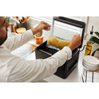 Anova - Machine à sceller sous vide à chambre Precision-Lors du scellage actif, une thermoscelleuse à chambre crée un environnement sous pression uniforme, à l'intérieur comme à l'extérieur du sachet. Une fois l'air évacué, le sachet est scellé, sans excès d'air