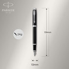Parker − Stylo à bille IM − laqué noir avec bordure chromée − pointe fine − encre noire-Finition laquée noire brillante complétée d’une bordure chromée accrocheuse et de l’agrafe en tête de flèche PARKER exclusive