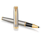 Parker − Stylo à bille IM − métal brossé − pointe fine − encre noire-Métal brossé avec un grain circulaire complété de bordures dorées et d’une agrafe en tête de flèche PARKER exclusive
