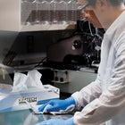 Kimtech - Essuie-tout pour tâches délicates Science Kimwipes - Blanc - 3 épaisseurs - paquet de 15-Chaque essuie-tout mesure 11,22 po x 12,3 po et est utile pour polir la verrerie et nettoyer les instruments de laboratoire et autres surfaces délicates.