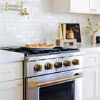 Kucht - 30 po Série KXP Cuisinière double énergie Gaz naturel - Acier inoxydable/Or-À la hauteur des cuisines professionnelles, cette cuisinière est équipée d’un four de cuisson à deux éléments : 3 000 W (inférieur) et 850 W (supérieur), ainsi que d’un élément de gril de 3 500 W (supérieur)