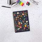 Mead - Agenda scolaire hebdomadaire/mensuel fruit et floral 2025-2026 - 8 1/2 po H x 5 1/2 po l - multicoloure - bilingue-Une semaine sur deux pages comprenant un espace de planification pour chaque jour afin de noter des rappels, ainsi qu'un calendrier de référence du mois actuel et futur