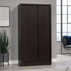 Sauder - Grande Meuble de rangement Merton Hall - Chêne Dakota-étagères réglables: Deux étagères réglables et une étagère fixe derrière chaque porte créent des options de rangement polyvalentes. La porte de rangement pivotante dispose de trois étagères réglables et trois étagères fixes