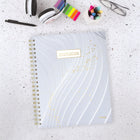 Mead - Agenda scolaire hebdomadaire/mensuel lignes de rêve 2025-2026 - 11 po H x 8 1/2 po l - gris - bilingue-Format des pages : 11 po H x 8 1/2 po l