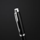 Parker − Stylo à bille IM − laqué noir avec bordure chromée − pointe fine − encre noire-Comprend : un stylo à bille, une recharge d’encre noire et des informations de garantie