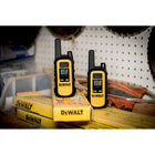 DeWalt - DXFRS300 Talkies-walkies robustes, paquet de 2 radios-Source d'alimentation : 1 paquet de batterie au lithium polymere rechargeable de 1000 mAh