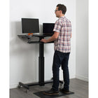 Rocelco – Bureau debout mobile MSD-40 à hauteur réglable, 40 po avec portée verticale allongée-Le support clavier escamotable ergonomique se trouve à 26,5 po au-dessus du plancher à la position la plus basse, pour un clavier confortable lorsqu'on est assis.