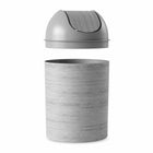 Umbra Mezzo - Poubelle avec couvercle à bascule, capacite de 9 litres, Greywood-Compact : parfait pour tout petit espace de votre maison ou de votre bureau, Mezzo peut contenir 2,5 gallons (9L) et mesure 15 pouces (37 cm) de haut avec un diametre de 9 pouces (23 cm)