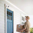 eufy Security - Système de surveillance extérieur Cam 2 Pro 2K avec 2 caméras sans fil-Vision nocturne avancée : l'objectif à ouverture f/2.0 et le capteur à photosensibilité élevée permettent de capturer plus de lumière et d'augmenter la surface totale surveillée. Il en résulte d'une qualité d'image supérieure pour vos enregistrements nocturnes