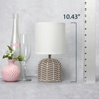 Simple Designs - Petite lampe de table - taupe avec design Web blanc-Un interrupteur rotatif accessible situé sur le cordon de cette lampe permettant une fonction marche/arrêt rapide et facile selon les besoins