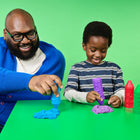 Kinetic Sand - Stamp N' Roll ensemble de jeu-Le seul et unique Kinetic Sand : Fabriqué à base de sable naturel, le Kinetic Sand est réutilisable, ne sèche jamais et ses grains collent ensemble pour un nettoyage facile. Parfait pour les jeux créatifs et artistiques avec le sable et pour apprendre aux enfants à créer en s'amusant