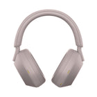 Sony - WH1000XM5 Wireless Noise Cancelling Headphones - Rose-Technologie de capteur de bruits multiples - Comptant huit microphones au total, ce casque est notre plus grand pas en avant en matière de technologie de réduction du bruit. Le son ambiant est capturé encore plus précisément pour une réduction spectaculaire du bruit à haute fréquence. Grâce à l’optimiseur Auto NC, le rendement de réduction du bruit est toujours, et automatiquement optimisée en fonction des conditions d’usure et des facteurs enviro