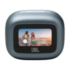 JBL - Live Buds 3 Écouteurs intra sans fil avec réduction de bruit - Bleu-Bloquez complètement le monde extérieur ou personnalisez la quantité de bruit ambiant à laisser passer, grâce à quatre micros de détection du bruit qui s’adaptent automatiquement à votre environnement en temps réel. La compensation automatique de l’application JBL Headphones ajuste et optimise le niveau de Réduction de Bruit Adaptative en fonction de votre utilisation et de votre conduit auditif, garantissant ainsi une réduction de br