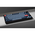 Keychron - V1 Max RGB Wireless Mechanical Keyboard - Red Switch - 75% Layout with Knob - Carbon Black-Touches PBT Double-Shot au Profil OSA : Ces Touches PBT Double-Shot au Profil OSA ont une hauteur similaire au profil OEM et une forme semblable au SA. Nous les avons nommées touches OSA (OEM sphérique angulaire). Les touches en PBT offrent une excellente résistance à l'huile, améliorent la sensation de frappe et empêchent les légendes de s'effacer.