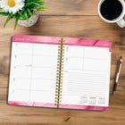 BrownTrout - Agenda de bureau 12 mois Crackled Blush 2026-Transportable - Il y a suffisamment d'espace pour noter les dates et les informations importantes, mais il est assez petit pour être transporté partout où vous allez.