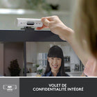 Logitech - Brio 500 Webcam HD avec Expo Auto, Cadrage Auto- Off-white-Webcam avec clapet de confidentialite : Pour proteger votre vie privee entre deux reunions, faites simplement pivoter le clapet de confidentialite de la webcam pour en masquer completement la vue
