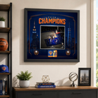 Frameworth - Cadre photoglass de OG Anunoby des New York Knicks tip-in du match 4 des champions 2026 - 22 po l x 18 po H - bleu-Graphiques photoglass avec photo sous licence : une photographie 8x10 sous licence officielle est montée séparément et l’illustration environnante est imprimée en ultra haute définition directement sur le verre pour des couleurs vives, des noirs profonds et une profondeur lumineuse