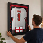 Frameworth - Coupe du Monde FIFA 2026 Officielle Angleterre Harry Kane Cadre Réplique de Maillot - 25,75 po x 33,75 po-Arrive prêt à accrocher et constitue un cadeau remarquable pour les amateurs de soccer et les collectionneurs.