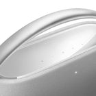 Harman Kardon Go + Play 3 - Gris-L’enceinte Harman Kardon Go + Play 3 présente une forme familière, avec l’ajout pour cette dernière génération d’un panneau tactile en verre trempé réactif et entièrement intuitif. La grille attire subtilement l’œil, et la poignée en aluminium de haute qualité, à la fois élégante et robuste, est conçue de manière ergonomique pour faciliter le transport dans toutes les pièces de la maison.