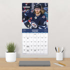 DateWorks - Calendrier Mural 16 Mois des Jets de Winnipeg 2025 - 12 po x 12 po - Bilingue-Parfait à accrocher sur un mur, un tableau en liège ou un tableau d'affichage à la maison, à l'école ou au bureau