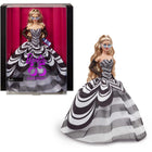 Mattel - Poupée Barbie Signature 65e anniversaire - Blonde-Elle est vêtue d’une robe noire et blanche inspirée du maillot de bain que portait la poupée Barbie originale. Le corsage ajusté en forme de cœur s’épanouit dans la jupe rayée volumineuse.