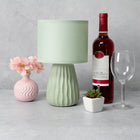 Simple Designs - Mini lampe de table texturée - vert sauge avec abat-jour assorti-Exigence en matière d'ampoule vendue séparément : Cette lampe exige une ampoule à culot candélabre type B10 E12 de 40 watts (non incluse)