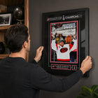 Frameworth - Frederik Andersen 16 po H x 20 po l Cadre signature réplique Carolina Hurricanes Champions de la Coupe Stanley 2026 - Sous licence officielle LNH/AJLNH-Facade protectrice claire pour la presentation imprimee