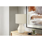 Monarch Specialties - Luminaire - 17 po H Lampe De Table - Crème Céramique - Abat-Jour Ivoire / Crème - Moderne-Dotée d'un simple interrupteur rotatif sous l'abat-jour, cette lampe peut accueillir une seule ampoule (non incluse) pour une puissance maximale de 60W/120V, illuminant instantanément un espace