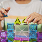 Magna-Tiles - Ensemble de construction magnétique Voyage de luxe 55 pièces-Qualité supérieure: Les pièces MAGNA-TILES sont fabriquées à partir de plastique MABS non toxique de qualité alimentaire, sans BPA, sans phtalates et sans latex. Nos aimants sont sélectionnés en ayant les enfants à l’esprit. Les enfants peuvent donc séparer facilement les tuiles pour une construction sûre et sans frustration
