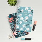 Blueline - 2024-2025 12-mois agenda académique quotidien/mensuel - 8 po x 5 po - Collection Blossom assortie - Anglais-Contenu: un planificateur annuel, un tableau périodique, un tableau de multiplication, conversions de mesure, une carte de l’Amérique du Nord et une liste de contact 