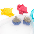 Kinetic Sand - Coffret de démarrage Splash avec 170 g de sable de jeu changeant de couleur-Kinetic sand qui change de couleur : C'est parti pour des révélations captivantes avec le nouveau sable Kinetic Sand Splash, un sable qui change de couleur dans l'eau. Remplissez l'aire de jeu du coffret découverte avec de l'eau et étirez, moulez et créez avec 170 g de sable coloré, ainsi que 3 outils et moules