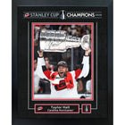 Frameworth - Taylor Hall 16 po H x 20 po l Cadre signature réplique Carolina Hurricanes Champions de la Coupe Stanley 2026 - Sous licence officielle LNH/AJLNH-Produit mural NHL and NHLPA sous licence officielle pour les amateurs des Carolina Hurricanes
