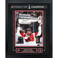 Frameworth - Taylor Hall 16 po H x 20 po l Cadre signature réplique Carolina Hurricanes Champions de la Coupe Stanley 2026 - Sous licence officielle LNH/AJLNH-Produit mural NHL and NHLPA sous licence officielle pour les amateurs des Carolina Hurricanes