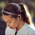 Fitbit – Écouteurs sans fil Flyer, bleu crépuscule-Connectivité multi-appareils : Grâce à la technologie Bluetooth 4.2, connectez vos écouteurs à deux appareils simultanément.