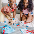 Melissa & Doug - Ensemble de jeu vétérinaire, examen et soins des animaux-Contenu : stéthoscope, thermomètre, seringue, otoscope, pince à épiler, pince, plâtre, bandages, « médicaments », « crèmes » et liste de contrôle double face réutilisable pour les visites au cabinet