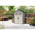 Suncast - Remise de rangement Everett 6 pi x 3 pi - Gris colombe-La construction toutes saisons offre une résistance à l'eau et une protection contre les UV.