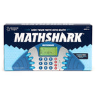 Educational Insights - Jeu de mathématiques électronique portable MathShark-Rendez La Pratique Des Maths Bien Plus Amusante ! Transformez tout, de l'addition et de la soustraction aux fractions, décimales et pourcentages, en un jeu interactif, avec MathShark, le seul jeu de quiz mathématique dont vos enfants auront besoin