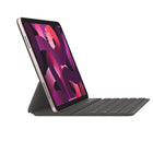 Apple Smart Keyboard Folio pour iPad Pro 11 po (4ᵉ génération) et iPad Air 11 po (M2) - Anglais (États-Unis)-Ouvrez et déplacez votre iPad Pro et iPad Air vers l'un des deux angles de vision idéaux pour tout ce que vous faites