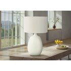 Monarch Specialties - Luminaire - 26 po H Lampe De Table - Abat-Jour Ivoire / Crème - Résine Crème - Contemporain-La base élégante et moderne en résine crème avec une finition texturée et un abat-jour en tissu de lin ivoire, accentué par un embout rond en métal argenté sur le dessus, donne un raffinement chic à n'importe quel espace