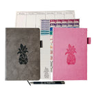 Wamaco - Collection Passionate Planner Pineapple - Agenda gris, journal fuchsia, autocollants, bloc-notes, bloc-notes hebdomadaire, stylo-Polyvalent - Cette collection de planification complète comprend un agenda de 13 mois non daté qui vous permet de reprendre votre travail là où vous l'avez laissé et un journal pour vous assurer de ne pas oublier une pensée ou une note.