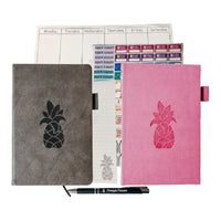 Wamaco - Collection Passionate Planner Pineapple - Agenda gris, journal fuchsia, autocollants, bloc-notes, bloc-notes hebdomadaire, stylo-Polyvalent - Cette collection de planification complète comprend un agenda de 13 mois non daté qui vous permet de reprendre votre travail là où vous l'avez laissé et un journal pour vous assurer de ne pas oublier une pensée ou une note.