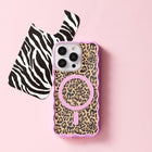 Ideal of Sweden - Print Pack Leomania pour iPhone 16 Pro Max/15 Pro Max/14 Pro Max/13 Pro Max-Avec une variété de designs parmi lesquels choisir, vous pouvez rafraîchir votre style à tout moment, sans ajouter de volume