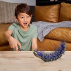 HEX Bots - Explodapede télécommandé-Contrôle RC complet : La télécommande facile à utiliser vous permet de conduire le mille-pattes en avant, en arrière et de tourner, ou de passer en mode autonome où l'Explodapede rampera tout seul, effrayant tout le monde sur son passage