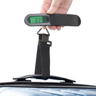 Travelon - Pèse-bagages rechargeable, Transit - Noir-Une erreur de voyage très coûteuse consiste à découvrir à l'aéroport que le poids de vos bagages est supérieur à la limite autorisée. Votre voyage sera plus agréable si vous connaissez le poids de vos bagages avant de partir. Le pèse-bagages numérique portable et polyvalent Transit Rechargeable permet de s'assurer que le poids de vos bagages est correct à l'aller comme au retour