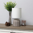 Simple Designs - Petite lampe de table - taupe avec design Web blanc-Exigence en matière d'ampoule vendue séparément : Cette lampe exige une ampoule à culot candélabre type B10 E12 de 40 watts (non incluse)