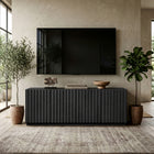 Hudson&Canal - Meuble TV rectangulaire cannelé Marion pour téléviseurs jusqu'à 75 pouces, finition grain noir-Le socle est fabriqué en MDF robuste, avec des portes en MDF et des accents en PVC noir veiné